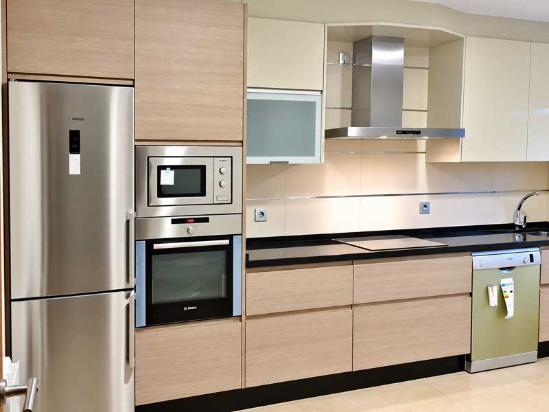 Diseño de cocina a medida con encimera y muebles blancos en Ferrol