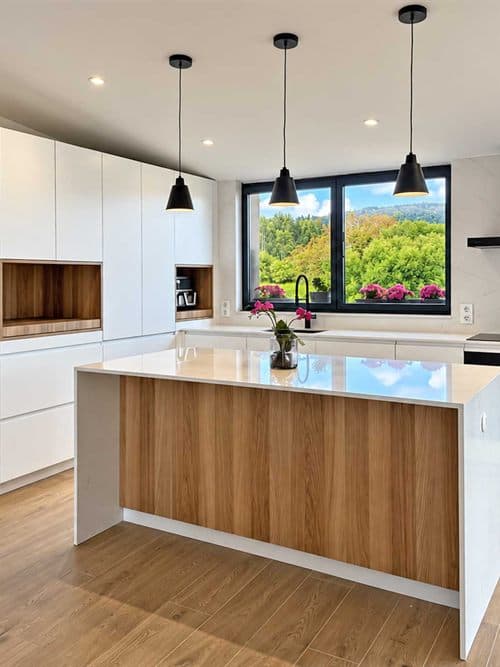 Cocina a medida con isla de madera y muebles blancos de Cocinas Reboredo en Ferrol