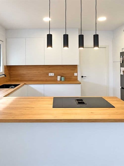 Cocina y muebles a medida en blanco y madera instalados en Ferrol